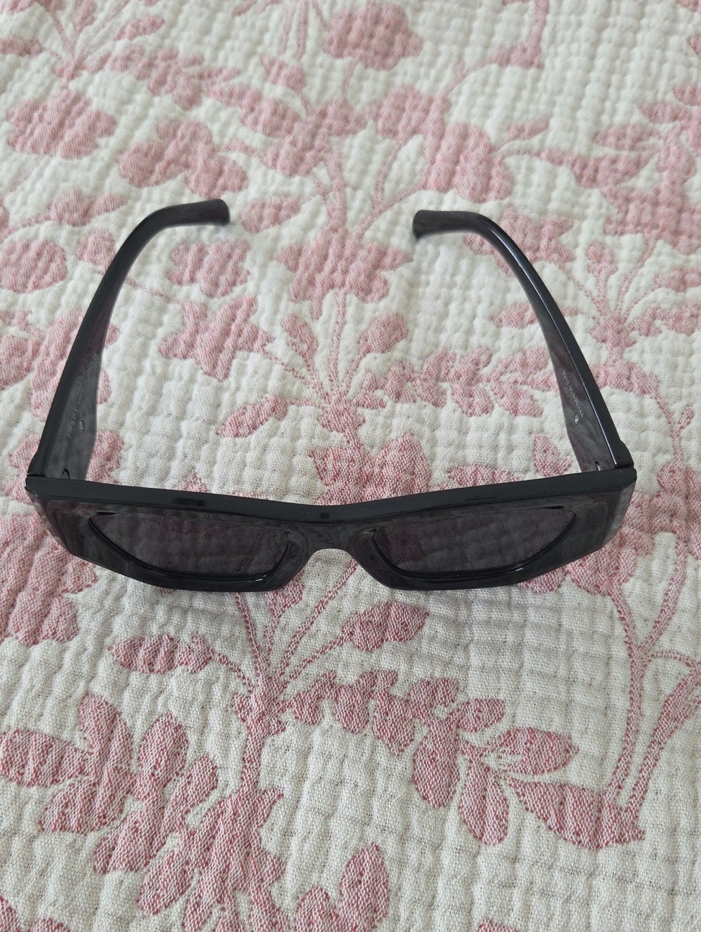 Sleek Black Rectangular Sunglasses